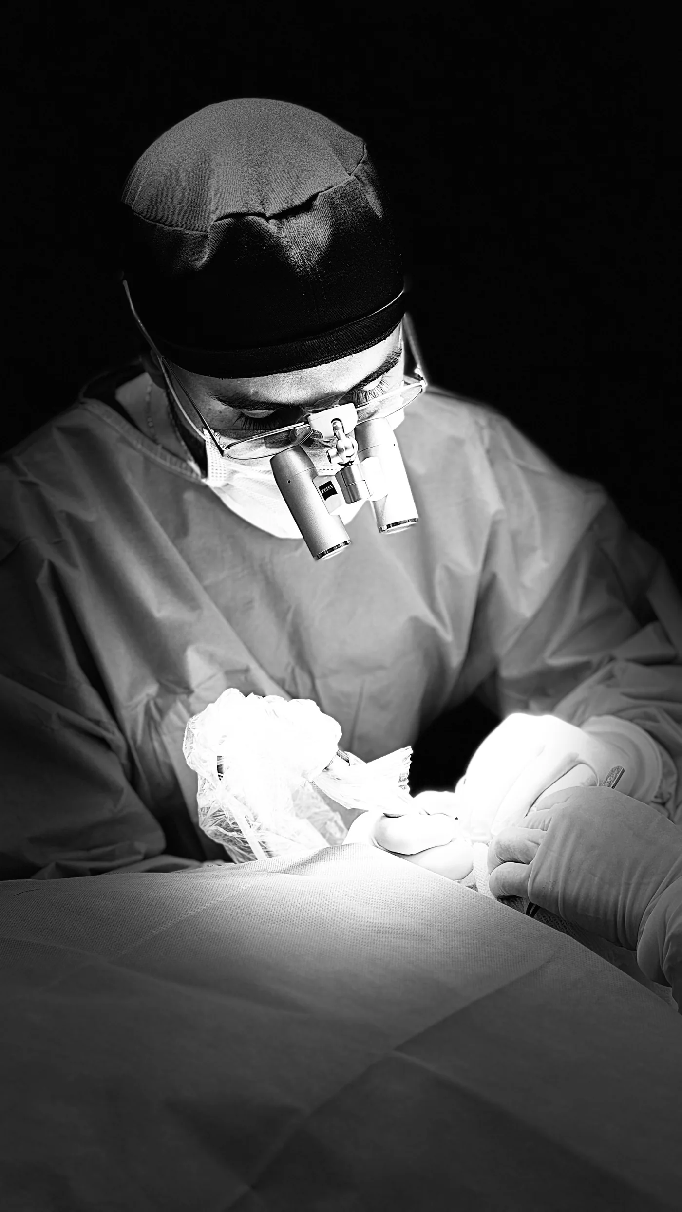 Dr. Cassyo em procedimento cirúrgico